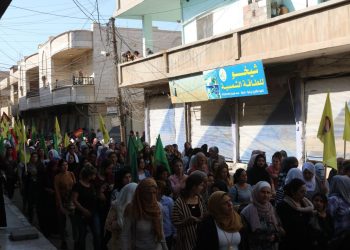 Bi peşengtiya Jinên Ciwan bi sedan kesan li bajarê Dirbêsiyê meşiyan