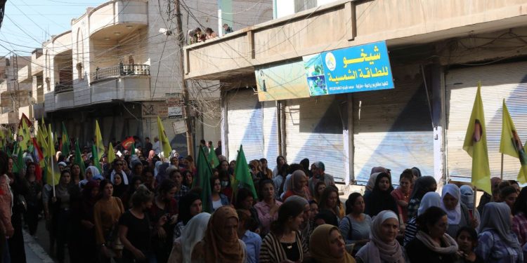 Bi peşengtiya Jinên Ciwan bi sedan kesan li bajarê Dirbêsiyê meşiyan