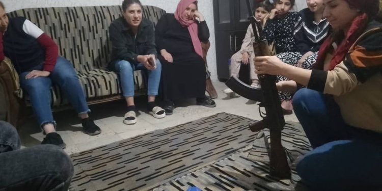 Yekîtiya Jinên Ciwan li Derîkê perwerdeya xwe parestin dan