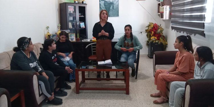 Yekitiya Jinên Ciwan li Kobane li ser pirsigrekên ku jinên ciwan rûb rû lidarxistin