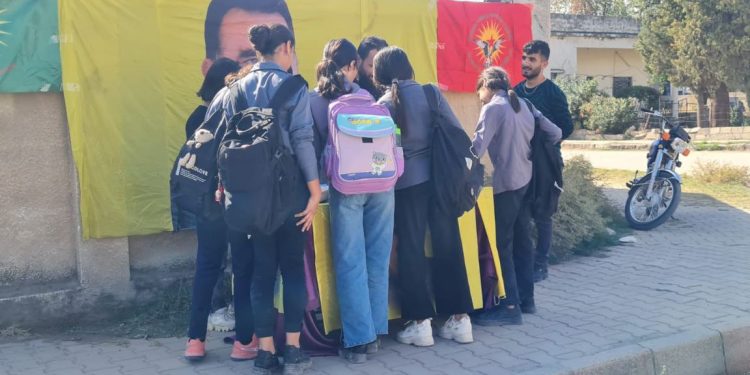 Yekîtiya Jinên Ciwan ên Derîkê pirtûkên Rêbertî belav kirin