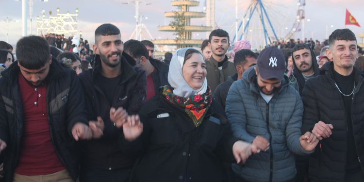 Li Qamişlo bi hezaran gel salvegera PKK pîroz kirin