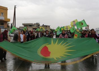 Li navçeya Qinê ya Kobanê jin li dijî tundiyê meşiyan