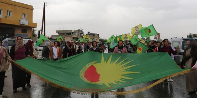 Li navçeya Qinê ya Kobanê jin li dijî tundiyê meşiyan