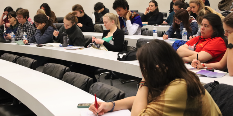 Di konferansa li Parîsê de, atolyeya ‘Bi Jin Jiyan Azadî Ber Bi Şoreşa Jinê’ hat lidarxistin