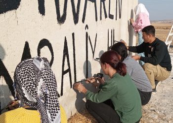 Ciwanên Kobane ji bo bilind kirina Pengava Azadî li ser dîwaran xêzkirin