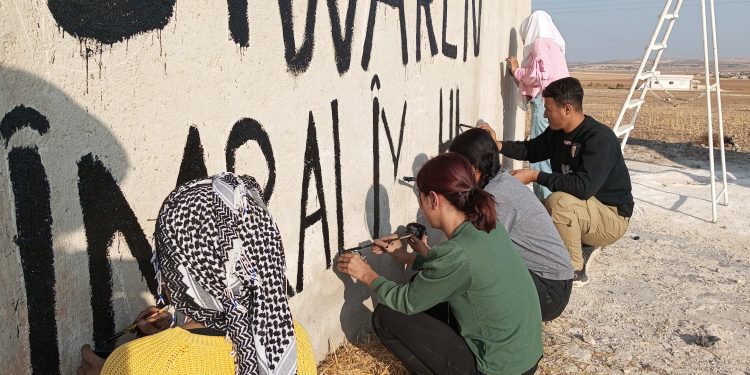 Ciwanên Kobane ji bo bilind kirina Pengava Azadî li ser dîwaran xêzkirin