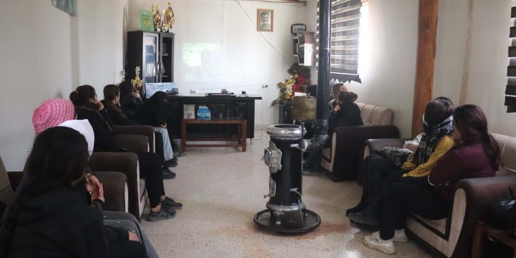 Jinên Ciwan ên Kobanê sînevîzyonekî li ser Şehîd Vejîn Jiyan temaşe kirin