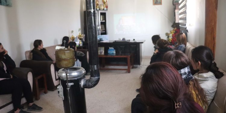 Jinên Ciwan ên Kobanê sînevîzyonekî li ser Şehîd Vejîn Jiyan temaşe kirin