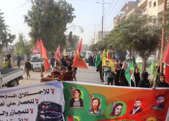 Li Reqayê ji bo şermezarkirina hedefkirina navenda Meclîsa Ciwanan a Minbicê meşekî hat lidarxistin