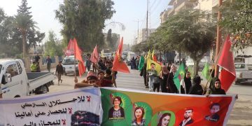 Li Reqayê ji bo şermezarkirina hedefkirina navenda Meclîsa Ciwanan a Minbicê meşekî hat lidarxistin