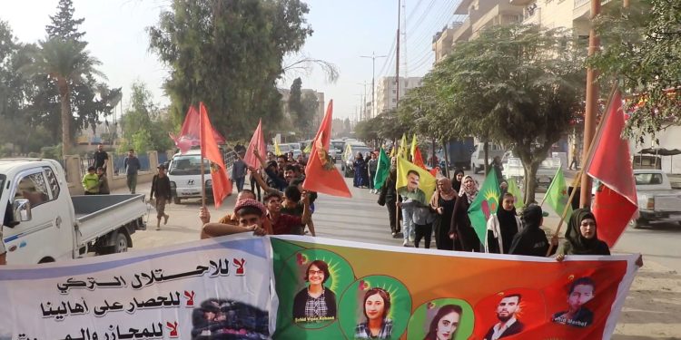 Li Reqayê ji bo şermezarkirina hedefkirina navenda Meclîsa Ciwanan a Minbicê meşekî hat lidarxistin