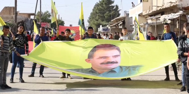 Ciwanên Şehba li dijî hedefkirina navenda ciwanan a Minbicê meşekî li dar xistin