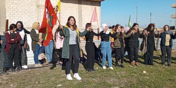 Bi pêşengtîya ciwanan li navçeya Şêranê ya Kobanê salvegera 45’emîn a PKK hat pîroz kirin