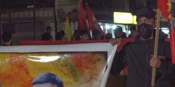 Ciwanên Qamişlo ji bo hemleyê azadîya Rêber Apo meşekî li darxistin