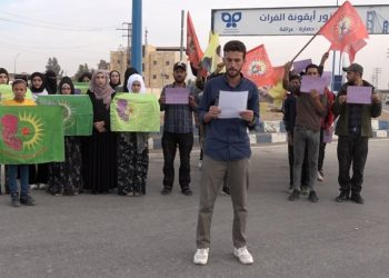 Ciwanên Dêrazor êrişa li dijî navenda ciwanan a Minbicê şermezar kir