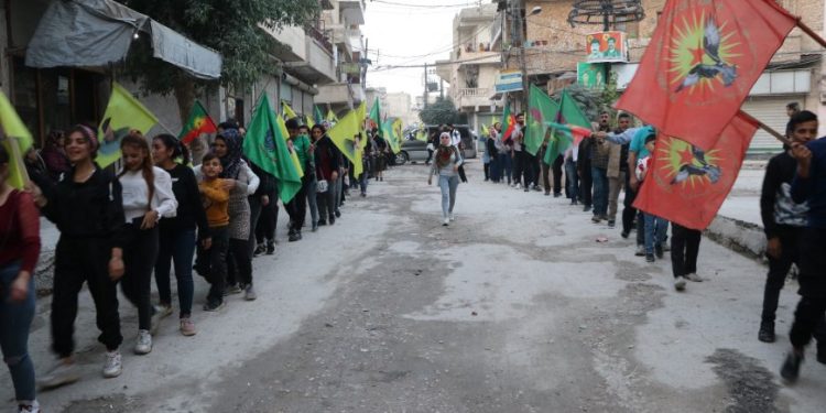 Ciwanên Helebê ji bo azadiya Rêber APO meşek li dar xist