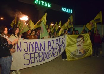 Jinên ciwan ên Dirbêsiyê ji bo azadiya Rêber APO meşiyan