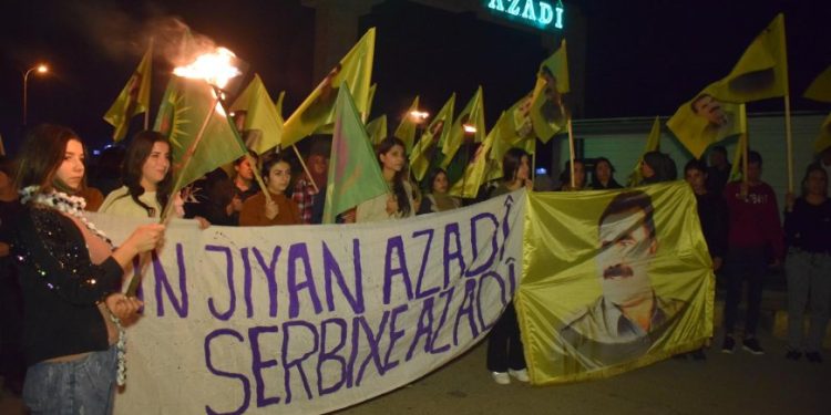 Jinên ciwan ên Dirbêsiyê ji bo azadiya Rêber APO meşiyan