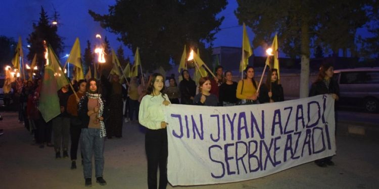 Jinên ciwan ên Dirbêsiyê ji bo azadiya Rêber APO meşiyan