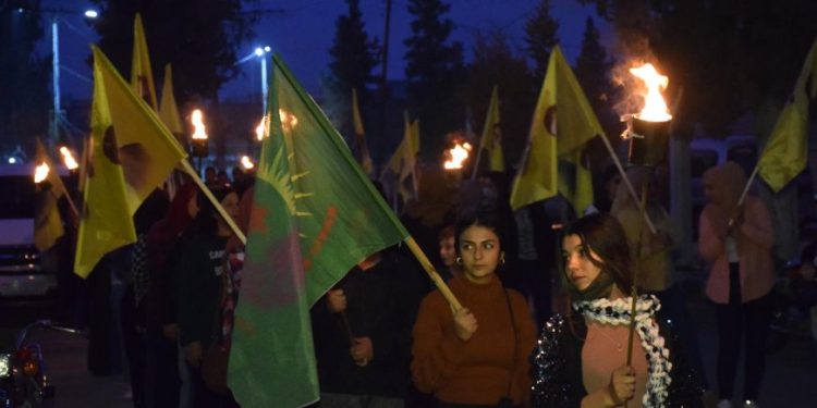 Jinên ciwan ên Dirbêsiyê ji bo azadiya Rêber APO meşiyan