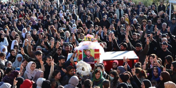 Ciwanê Mexmûrê ya şehîd Feryat Buldan hate oxirkirin