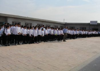 Xwendevan û mamostayên Mexmûrê tecrîda li ser Rêber APO şermezar kirin