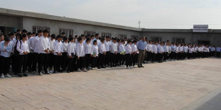 Xwendevan û mamostayên Mexmûrê tecrîda li ser Rêber APO şermezar kirin