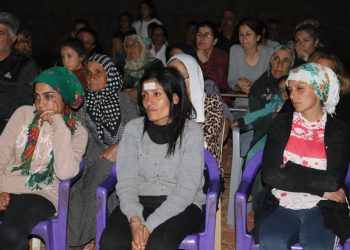 Jinên Ciwan ên PYD sînevizyon dan temaşekirin