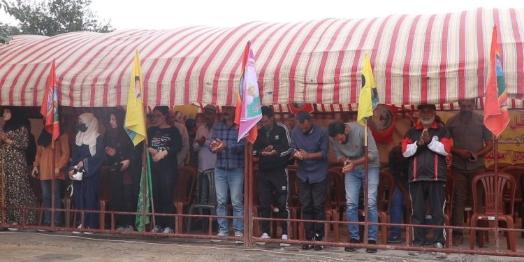 Ciwanan beşdarî konê rûniştinê yê ji aliyê Meclîsa Malbatên Şehîdan a Reqayê ve hatiye vedan