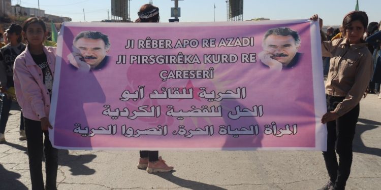 Jinên Ciwan ên herêma Firatê ji bo azadiya fîzîkî ya Rêber Apo meşekî li darxistin