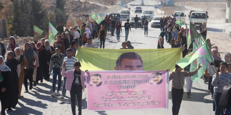 Jinên Ciwan ên herêma Firatê ji bo azadiya fîzîkî ya Rêber Apo meşekî li darxistin