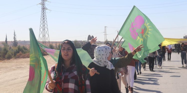 Jinên Ciwan ên herêma Firatê ji bo azadiya fîzîkî ya Rêber Apo meşekî li darxistin