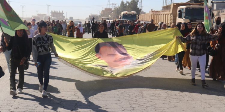 Jinên Ciwan ên herêma Firatê ji bo azadiya fîzîkî ya Rêber Apo meşekî li darxistin