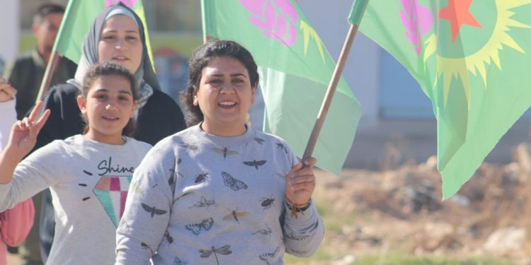 Jinên Ciwan ên herêma Firatê ji bo azadiya fîzîkî ya Rêber Apo meşekî li darxistin