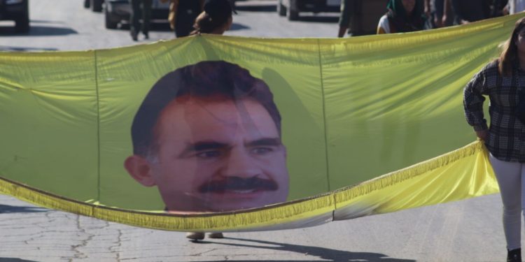 Jinên Ciwan ên herêma Firatê ji bo azadiya fîzîkî ya Rêber Apo meşekî li darxistin