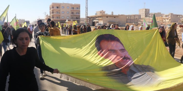 Jinên Ciwan ên herêma Firatê ji bo azadiya fîzîkî ya Rêber Apo meşekî li darxistin