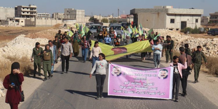 Jinên Ciwan ên herêma Firatê ji bo azadiya fîzîkî ya Rêber Apo meşekî li darxistin