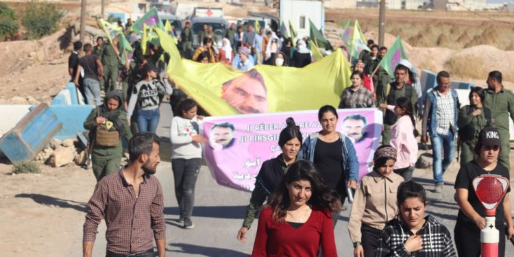 Jinên Ciwan ên herêma Firatê ji bo azadiya fîzîkî ya Rêber Apo meşekî li darxistin