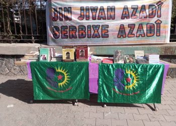 Yekîtiya Jinên Ciwan li Qamişlo standa pîrtûkan vekirin