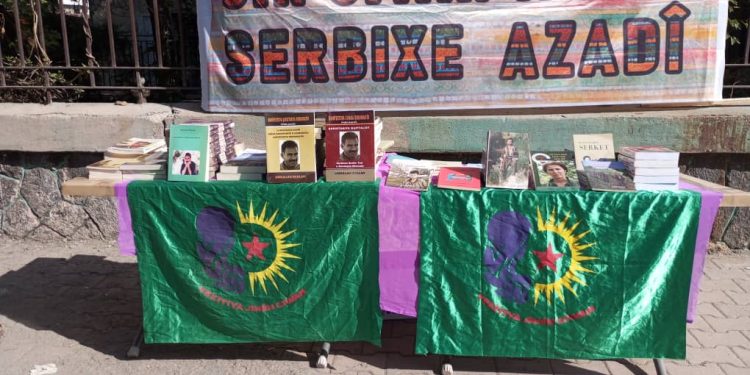 Yekîtiya Jinên Ciwan li Qamişlo standa pîrtûkan vekirin