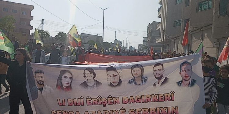 Ciwanên Kobanê li dijî êrîşê li ser navenda ciwanan a Minbic daketin kolanan