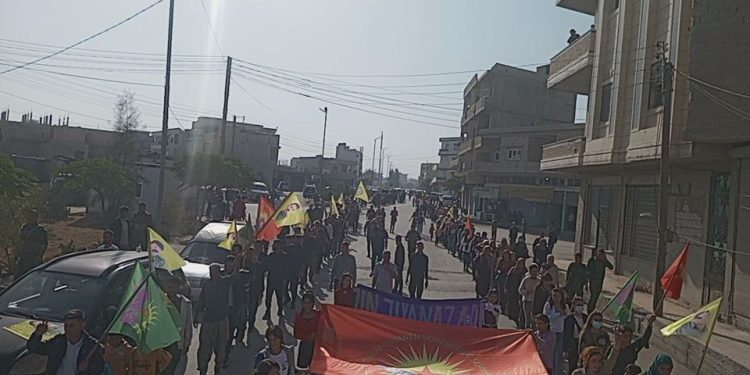 Ciwanên Kobanê li dijî êrîşê li ser navenda ciwanan a Minbic daketin kolanan