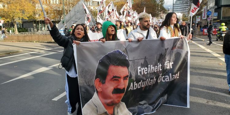 Endamên TCŞ û TekoJIN ji bo azadiya fîzîkî ya Rêber APO li Ewropayê li qadan in!