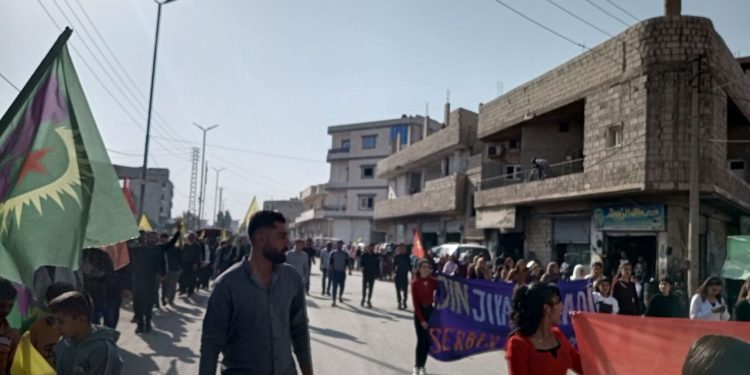 Ciwanên Kobanê li dijî êrîşê li ser navenda ciwanan a Minbic daketin kolanan