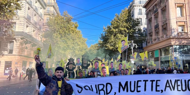 Endamên TCŞ û TekoJIN ji bo azadiya fîzîkî ya Rêber APO li Ewropayê li qadan in!