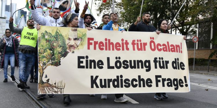 Endamên TCŞ û TekoJIN ji bo azadiya fîzîkî ya Rêber APO li Ewropayê li qadan in!