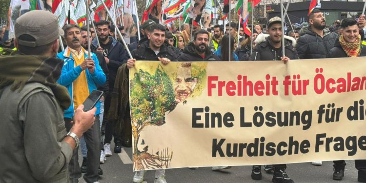 Endamên TCŞ û TekoJIN ji bo azadiya fîzîkî ya Rêber APO li Ewropayê li qadan in!