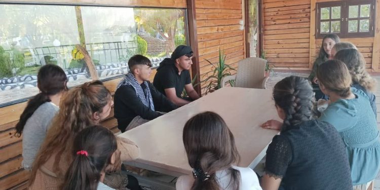 Yekîtiya Jinên Ciwan ên Kobanê êrişa li dijî navenda ciwanan a Minbicê şermezar kir