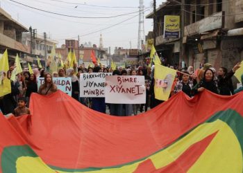 Ciwanên Tirbespiyê li dijî êrişa li ser navenda ciwanên Minbicê meşiyan